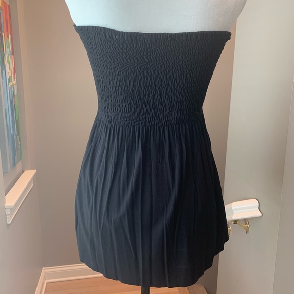 Black strapless smocked flowy top. Size medium. - Picture 6 of 13